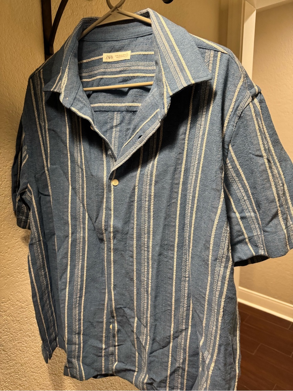 Zara Men's Blue and White Vertical Stripe Short-Sleeve Shirt